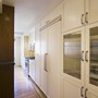Apartamento de Morningside - Lo que anteriormente fue una cocina pequeña y aislada se lo integra al area familiar.  Gabinetes son colocados contra la pared para mantener un ambiente abierto.